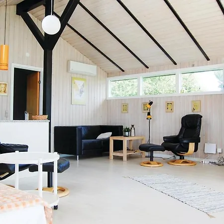 Three-bedroom Holiday In Sjolund