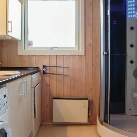 Three-bedroom Holiday In Prázdninový dům Sjolund