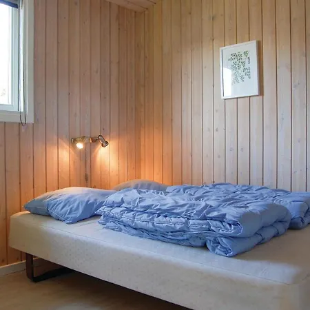 Three-bedroom Holiday In Sjolund